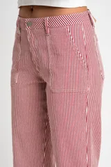 Pantalón de jean de corte recto, tiro medio, con estampado de rayas verticales color rojo y blanco.