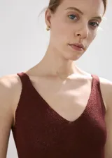 Vestido midi de punto color bordó, con diseño entallado, cuello en V y tirantes finos sin mangas.