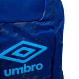 Mochila deportiva Umbro Komo de color azul marino, con detalles en celeste, logo de la marca en el frente y bolsillos laterales de red.