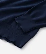 Suéter de punto Marfinno con cuello redondo y mangas largas. Presenta un diseño de rayas horizontales en tonos marrones y beige sobre una base de color marrón oscuro.