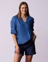 Blusa celeste de tencel, marca Alex & Parker, con escote en V y manga corta amplia.