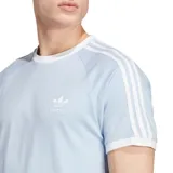 Remera celeste de corte clásico con cuello redondo y mangas cortas. Presenta las tres rayas blancas características de Adidas en los hombros y el logo bordado en el pecho.