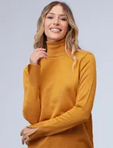 Polera de tejido fino, color rosado, con cuello alto, manga larga y detalle de tajo en los puños.