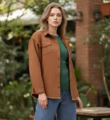 Campera tipo sobrecamisa de jean en color naranja, con corte oversize, cuello italiano, cierre frontal con botones metálicos y ruedo deshilachado. Cuenta con bolsillos frontales con solapa y mangas largas.