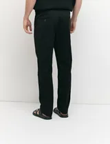 Pantalón tipo chino de corte slim moderno, de color gris, con bolsillos funcionales delanteros e italianos y detalles de costura premium.