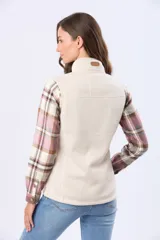 Chaleco de cuello alto con cierre frontal, confeccionado en tejido de poliéster con textura tipo lana, en color beige.