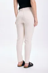 Pantalón de jean skinny color crudo con suave elasticidad.