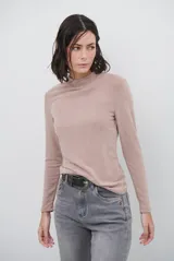 Polera de manga larga con cuello alto, confeccionada en tejido suave de viscosa con corte relajado y detalle de costura tipo collareta en la espalda.