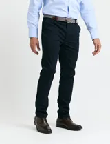 Pantalon de vestir azul marino de corte recto, con bolsillos laterales inclinados y bolsillos traseros de doble ribete.