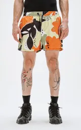 Short de baño de microfibra de secado rápido, con estampado abstracto en tonos naranja, verde, blanco y marrón. Incluye malla interna y un bolsillo trasero con ojalillo.