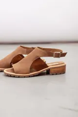 Sandalias de cuero color bordó, con capellada ancha, tira de talón regulable con hebilla metálica y suela track con taco bajo de madera.