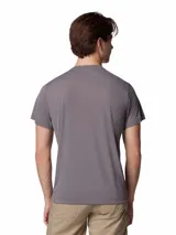 Remera deportiva gris de manga corta Columbia, con cuello redondo y logo impreso en el pecho, diseñada con tecnología de enfriamiento y absorción de humedad.