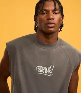 Musculosa sin mangas de algodón con cuello redondo en rib, bajo cortado a hilo y efecto desteñido. Presenta un estampado central con lettering en blanco.