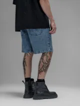 Bermuda de denim con calce oversize y estilo carpintero, confeccionada en algodón con un proceso de lavado efecto desgaste.