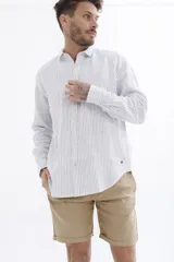 Camisa celeste a rayas verticales blancas, de manga larga y corte clásico.