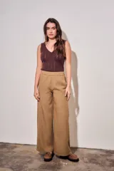 Pantalón de corte ancho con estampado a cuadros vichy en tonos marrón y tostado, cintura elástica y diseño fluido.