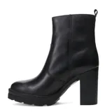 Bota de caña media confeccionada en cuero negro, con diseño minimalista, cierre lateral y suela con plataforma y taco cuadrado.