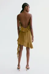 Vestido corto tostado de tiras finas halter, con escote decorado con volado amplio y bajo asimétrico con volado y tiras colgantes.