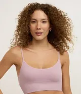 Soutien tipo top de lencería, color blanco, confeccionado en tejido seamless (sin costuras) con textura. Posee breteles finos ajustables y copa desmontable.