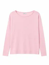 Sweater de tejido de punto liso en color rosado, con escote redondo amplio, mangas largas y corte recto con aberturas laterales en el dobladillo.