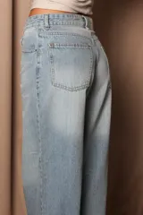 Pantalón de jean celeste, corte balloon, tiro alto y pierna ancha.