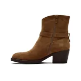 Bota corta de gamuza color marrón, con taco cuadrado y diseño de caña media. Presenta una tira decorativa con hebilla metálica alrededor del tobillo y costuras reforzadas en la parte superior.