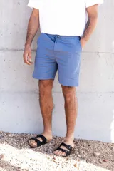 Bermuda de algodón color gris oscuro, con cordón ajustable en la cintura y largo por encima de la rodilla.