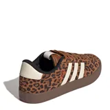Championes urbanos Adidas modelo VL Court 3.0, con diseño de estampado animal print en tonos marrones. Presentan las icónicas tres bandas laterales en color crema, suela de goma marrón y cordones al tono.