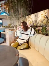 Pantalón slouchy de cuero ovino color verde oliva, corte mom fit con tiro semi alto y tajos inferiores.