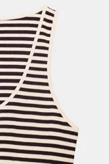 Top de algodón con estampado de rayas horizontales negras y beige, escote redondo y manga sisa.