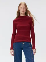 Remera de rib con cuello polera, manga larga y calce ajustado al cuerpo, color bordo.