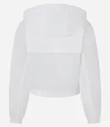 Campera rompevientos deportiva cropped de color blanco, con capucha, cierre frontal y puños elásticos. Confeccionada en poliamida, presenta un diseño ligero y funcional.