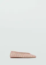 Zapato tipo chatita de tejido mesh color rosado, con punta cuadrada y apliques de strass en toda la superficie.