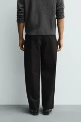 Pantalón de corte balloon fit, confeccionado en una mezcla de lyocell y algodón. Presenta bolsillos frontales, bolsillos traseros de vivo y cierre frontal con cremallera y botón.