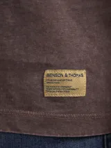 Remera de hombre color petróleo, de corte clásico y manga corta.