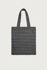Bolso tipo shopper de tejido con estampado a cuadros en tonos oscuros y detalle de bordado verde en la parte inferior. Cuenta con dos asas de mano y compartimento principal sin cierre.