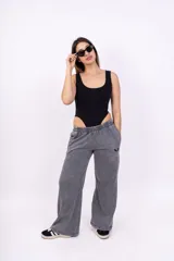 Body azul marino de algodón con corte clásico y escote redondo.