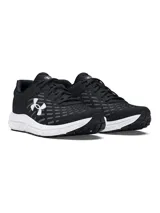 Championes de running Under Armour modelo Charged Assert 10, color negro con detalles en blanco. Presentan una parte superior de malla transpirable con revestimientos de cuero sintético para mayor soporte, entresuela Charged Cushioning para amortiguación y suela de caucho macizo.