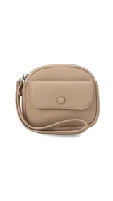 Monedero compacto de símil cuero con correa de mano, cierre perimetral y bolsillo frontal con solapa y botón a presión.