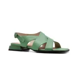 Sandalia de cuero color verde agua, con tiras cruzadas en el empeine, hebilla lateral y taco bajo cuadrado.