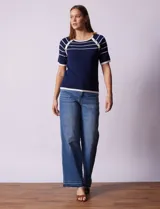 Buzo azul de tejido acanalado marca Rio & Rian. Tiene escote a la base y apliques de botones en la sisa.