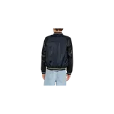 Campera estilo varsity de Allsaints, modelo Taishi. Cuerpo azul marino de satén con mangas negras de cuero, cuello, puños y dobladillo tejidos con rayas blancas y cierre frontal de botones a presión.