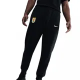Pantalón de entrenamiento negro, corte jogger con puños ajustados en los tobillos. Presenta el escudo de la selección uruguaya con cuatro estrellas bordado en la pierna izquierda.