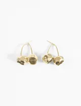 Aros colgantes de acero quirúrgico hipoalergénico color dorado, con forma de cerezas.