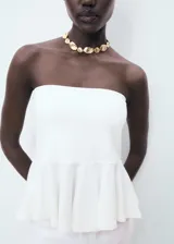 Top de estilo palabra de honor con diseño peplum en la cintura. Presenta un corte ajustado en el torso y un bajo con vuelo, confeccionado en un tejido estructurado.
