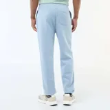 Pantalón de jogging color azul claro, confeccionado en tejido de muletón, con cintura elástica y cordones ajustables.