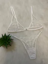 Conjunto de lencería compuesto por un bralette de encaje con cierre frontal y una tanga colaless regulable, ambos con diseño de encaje floral.