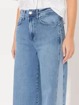 Jeans Mary Sun wide leg de calce recto, confeccionado en denim azul con lycra. Presenta tiro alto, bolsillos delanteros y traseros, y terminación con ruedo desflecado.