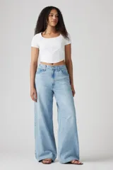 Pantalón de jean celeste, tiro medio, corte amplio y estilo baggy.