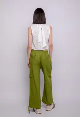 Pantalón verde oliva de lino y viscosa, corte palazzo, con bolsillos cargo laterales, cintura elástica ajustable con cordón y tobillos ajustables con lazos.